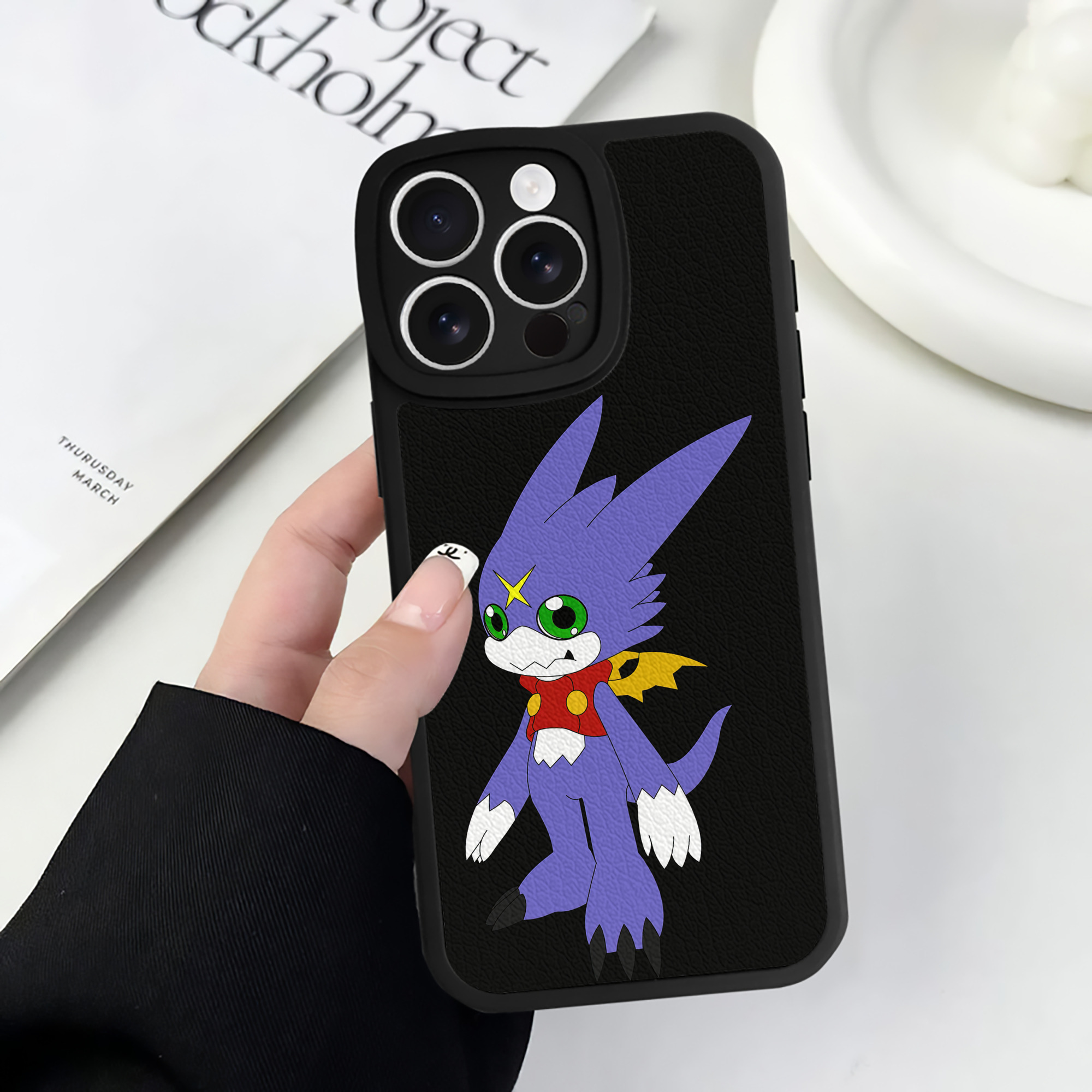 （画像用） Digimon デジタルモンスター/デジモン 【iPhone 16シリーズ対応】シリコンスマホケース（レザー調） 材質：シリコン